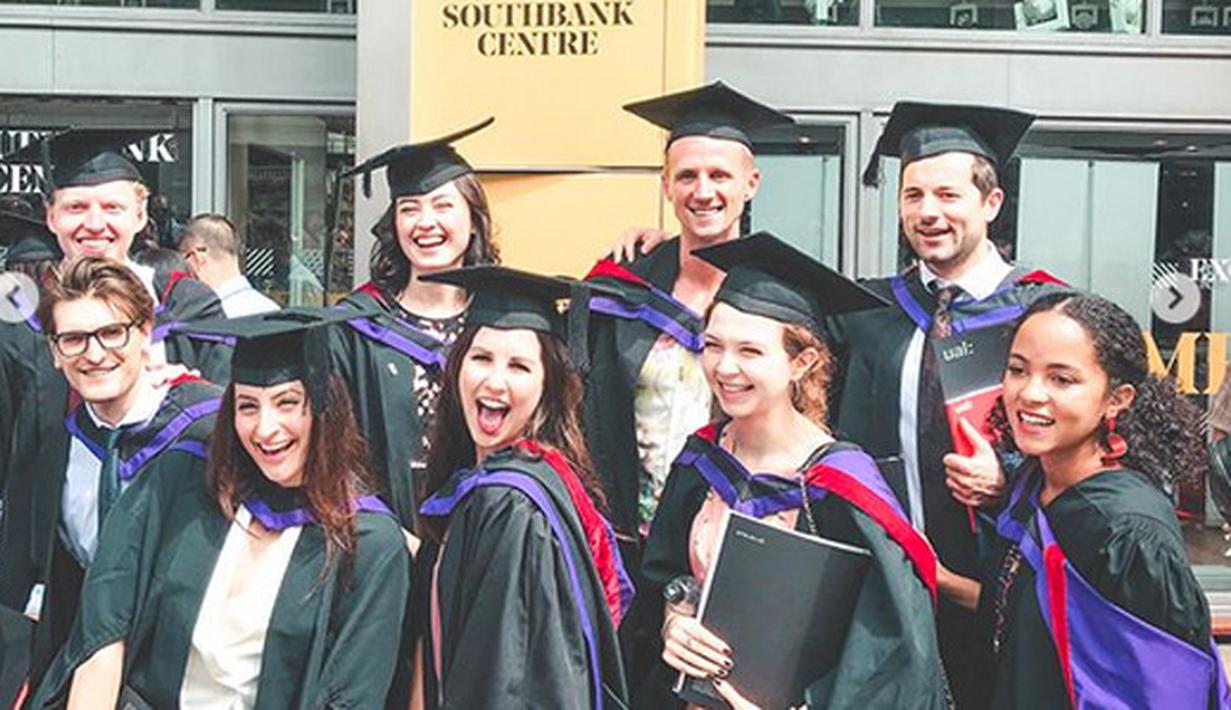 Potret Ceria Kimberly Ryder Wisuda Dikelilingi Orang 