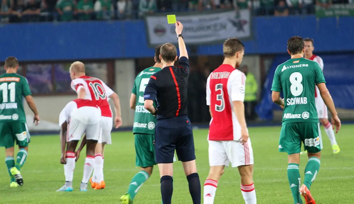 Wasit William Collum yang memimpin pertandingan Rapid v Ajax mengeluarkan kartu kuning kepada gelandang Rapid, Thanos Petsos.