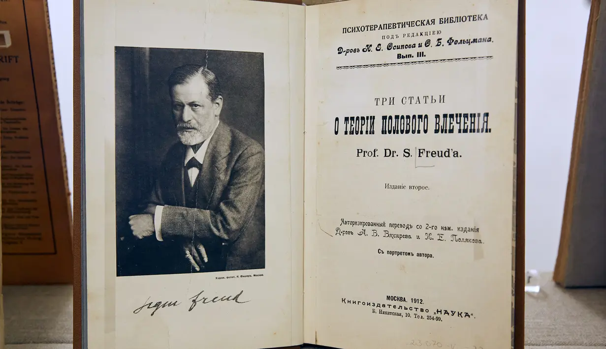 Foto pada 29 Agustus 2020 ini menunjukkan sebuah buku karangan Sigmund Freud di Museum Sigmund Freud di Wina, Austria. Museum Sigmund Freud di Wina dibuka kembali untuk para pengunjung pada Sabtu (29/8) setelah menjalani proses renovasi dan rekonstruksi selama 18 bulan. (Xinhua/Georges Schneider)