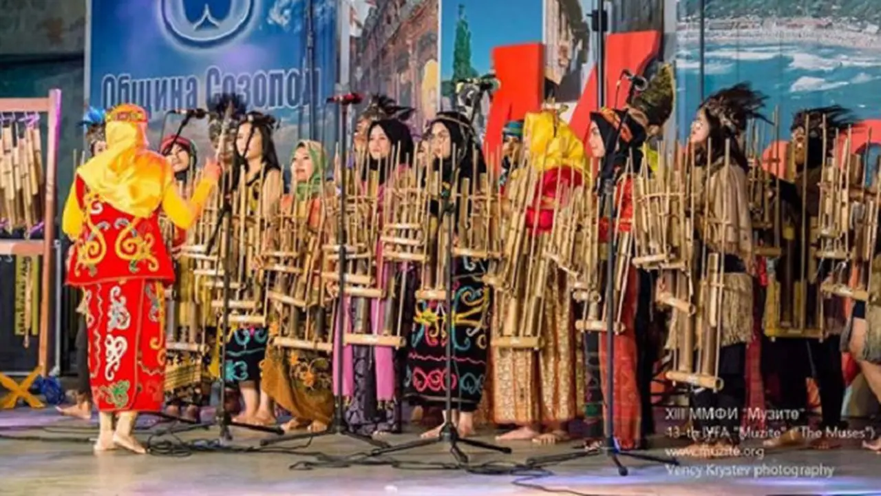 Mengamen Demi Tampilkan Angklung di Tanah Eropa