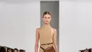 Koleksinya memamerkan palet warna yang terinspirasi unsur-unsur ilmiah. Seperti coklat tua, coklat muda, putih hingga hitam. [Dok/MaxMara].