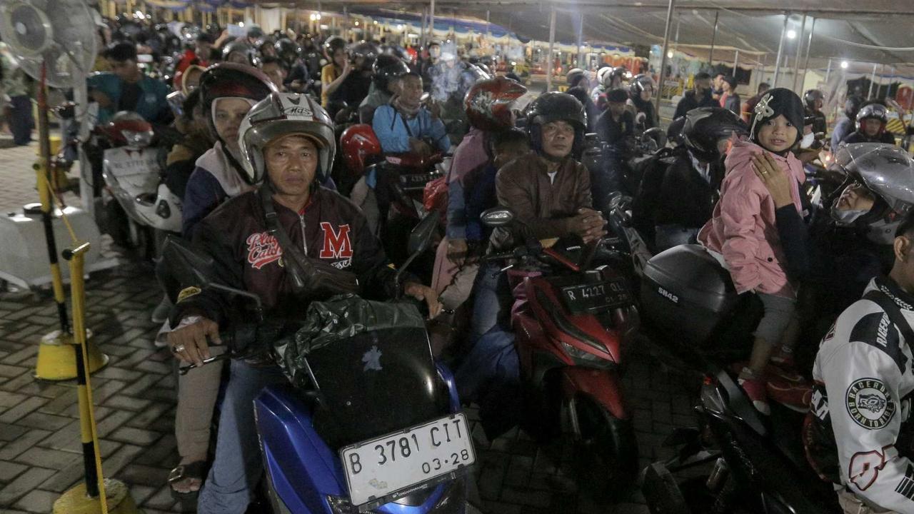 FOTO: Perjuangan Pemudik Motor Mengantre Panjang di Pelabuhan Ciwandan Demi Pulang ke Kampung Halaman
