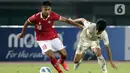 Pemain depan Timnas Indonesia U-19, Alfriyanto Nico Saputro (kiri) berebut bola dengan Kakana Khamyok (Thailand U-19) pada lanjutan penyisihan grup A Piala AFF U-19 2022 di Stadion Patriot Candrabhaga, Bekasi, Jawa Barat, Rabu (6/7/2022). Kedua tim tampil ngotot dan saling serang dan laga berakhir imbang 0-0. (Liputan6.com/Helmi Fithriansyah)