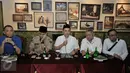 Pengacara Farhat Abbas memberikan keterangan dalam pertemuan dengan komunitas Tionghoa di Jakarta, Selasa (20/12). Dalam kesempatan itu, Farhat ditunjuk musisi Ahmad Dhani sebagai kuasa hukumnya dalam kasus dugaan makar. (Liputan6.com/Yoppy Renato)