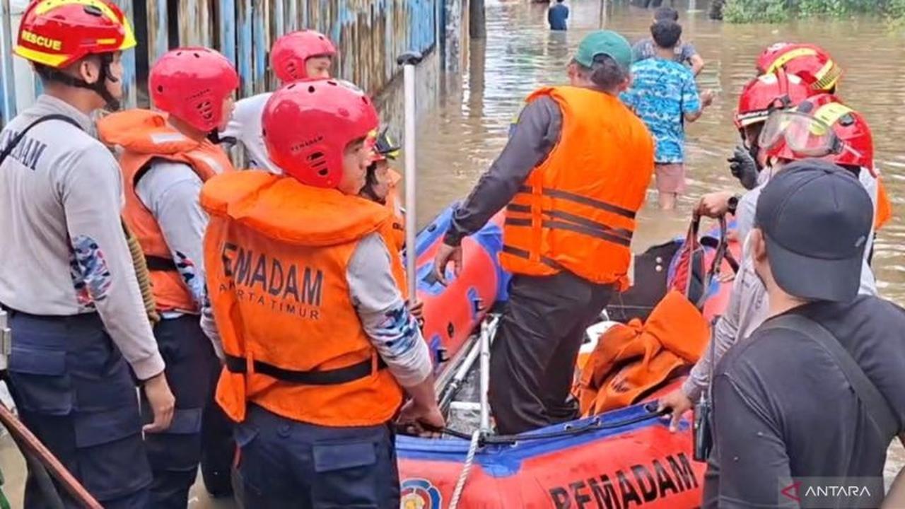 Evakuasi Banjir Jakarta: Gulkarmat Selamatkan Lansia dan Bayi di Cipinang Melayu