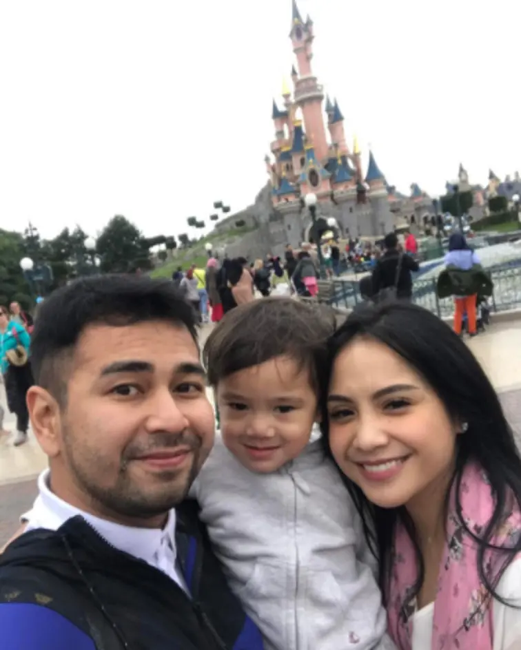 Raffi Ahmad dan Nagita Slavina liburan ke Disneyland Paris. (Instagram/raffinagita1717)