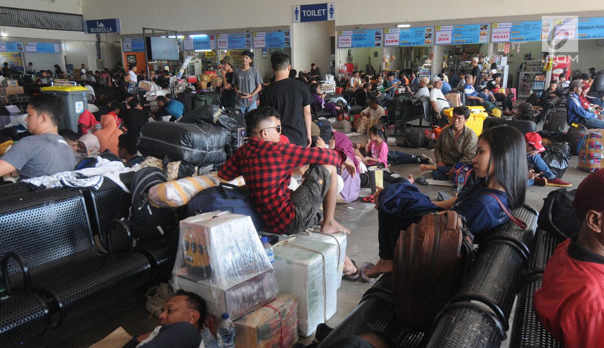 Ratusan penumpang menumpuk menunggu kedatangan kapal laut yang akan keluar Jawa Timur di Dermaga Gapura Surya Nusantara, Pelabuhan Tanjung Perak, Surabaya, Jawa Timur, Kamis (30/5/2019). PT Pelindo III memprediksi puncak arus mudik keluar Jawa Timur tgl 1 Juni 2019. (merdeka.com/Dwi Narwoko)