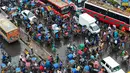 Sejumlah becak saat terjebak macet di sebuah persimpangan di Dhaka, Bangladesh, (23/7). Kecepatan lalu lintas rata-rata di Dhaka menurun dari 21 km per jam menjadi 7 km per jam dalam 10 tahun terakhir. (AFP Photo/ Munir Uz Zaman)