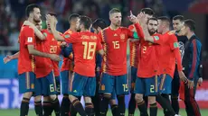 Para pemain Spanyol melakukan selebrasi usai melawan Maroko dalam pertandingan Piala Dunia 2018 di Stadion Kaliningrad, Rusia (25/6). Spanyol hanya bermain imbang 2-2 atas Maroko. (AP/Petr David Josek)