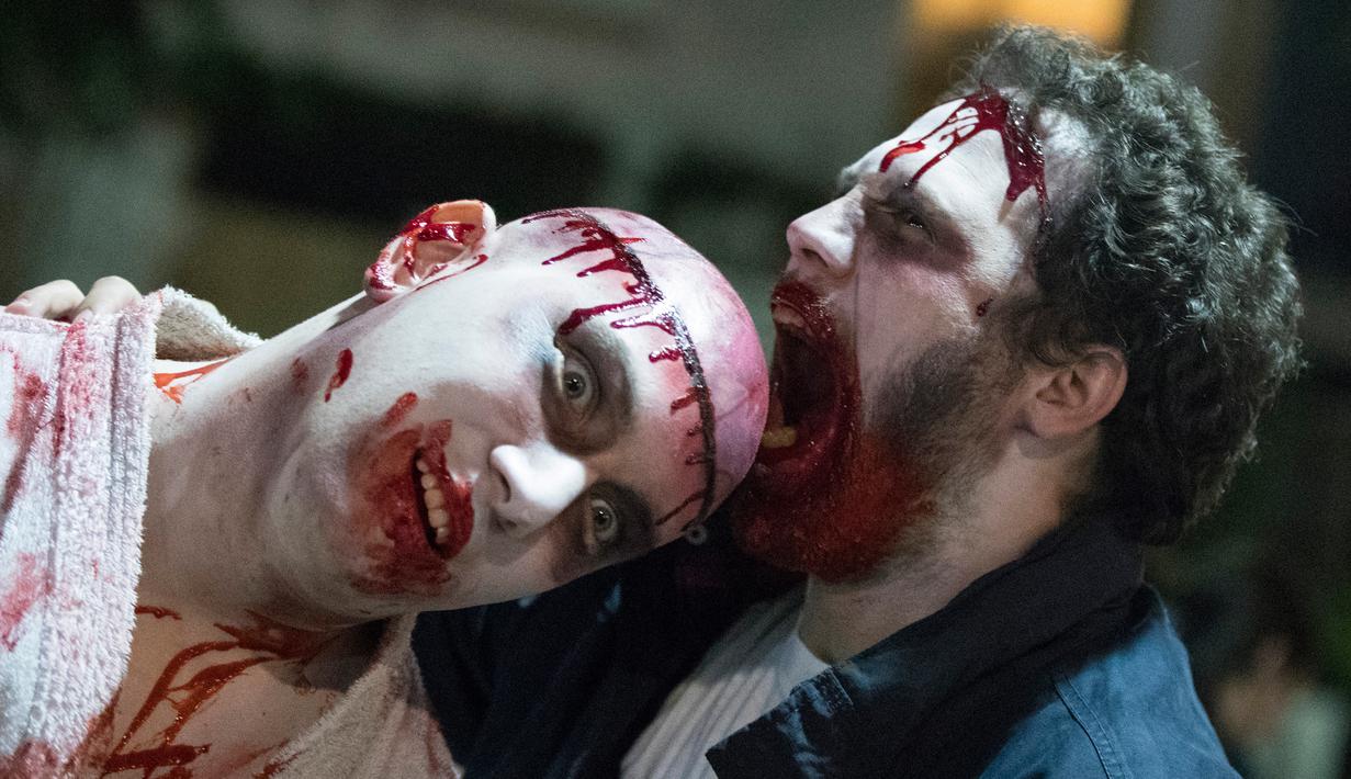 Sejumlah peserta mengenakan kostum menyerupai zombie berpose saat mengikuti perayaan hari Purim di Tel Aviv (11/3). Purim merupakan hari raya atau pesta Yahudi untuk memperingati pembebasan kaum Yahudi dari kekaisaran Persia. (AFP/Jack Guez)