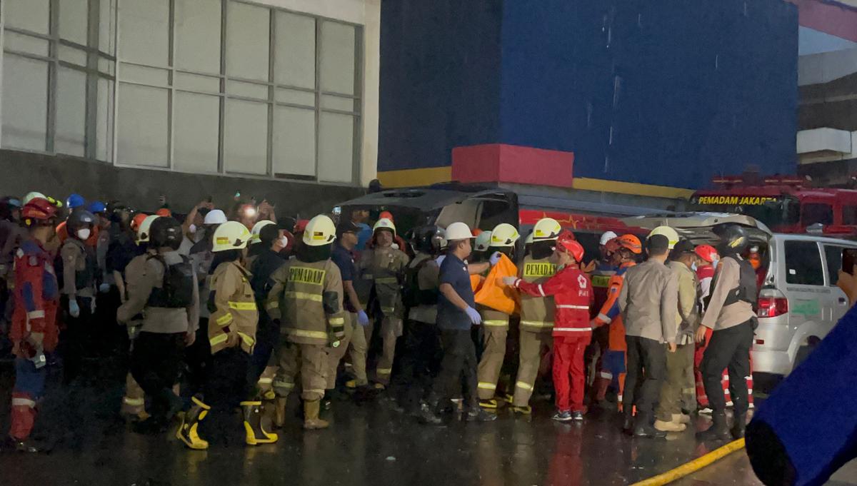 dua jenazah korban kebakaran glodok plaza kembali dievakuasi
