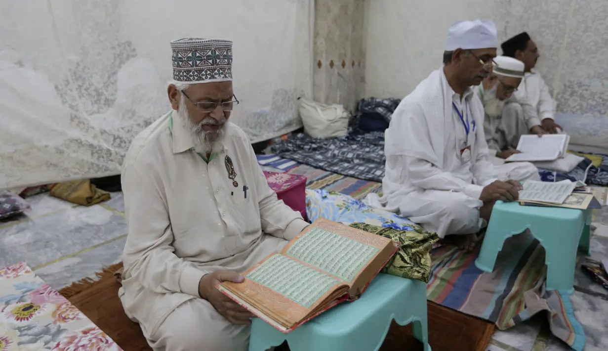 <p>Umat Muslim membaca al-Quran saat melakukan ibadah itikaf di sebuah masjid, di Lahore, Pakistan, Jumat (22/4/2022). Itikaf adalah adalah tinggal atau menetap di dalam masjid dengan niat beribadah untuk mendekatkan diri kepada Allah pada sepuluh hari terakhir Ramadhan. (AP Photo/K.M. Chaudary)</p>