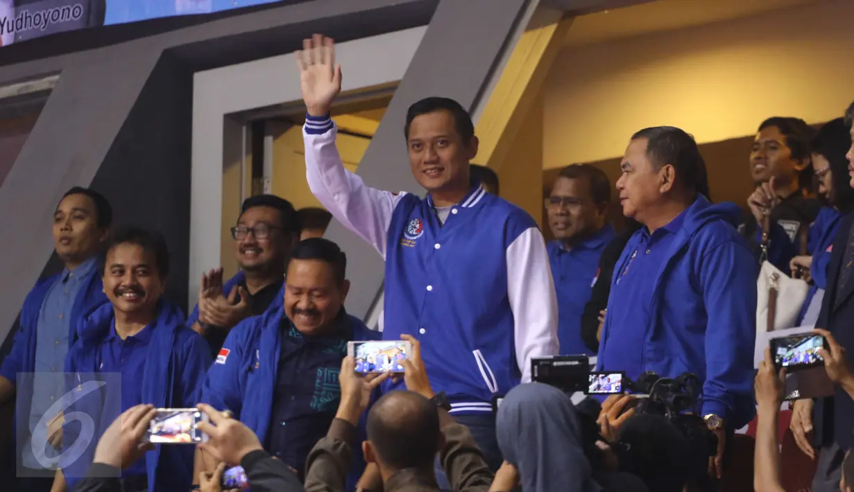 Agus Yudhoyono menyapa hadirin saat pembukaan Asia Karate Championship (SBY) CUP XIV 2017 di Kelapa Gading, Jakarta Utara, Sabtu (25/2). Saat tampil ke publik, Agus menyapa para peserta kejuaraan karate SBY Cup. (Liputan6.com/Helmi Afandi)