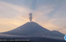 Gunung Semeru Erupsi Setinggi 1 Km, Status Siaga Ditetapkan untuk Warga