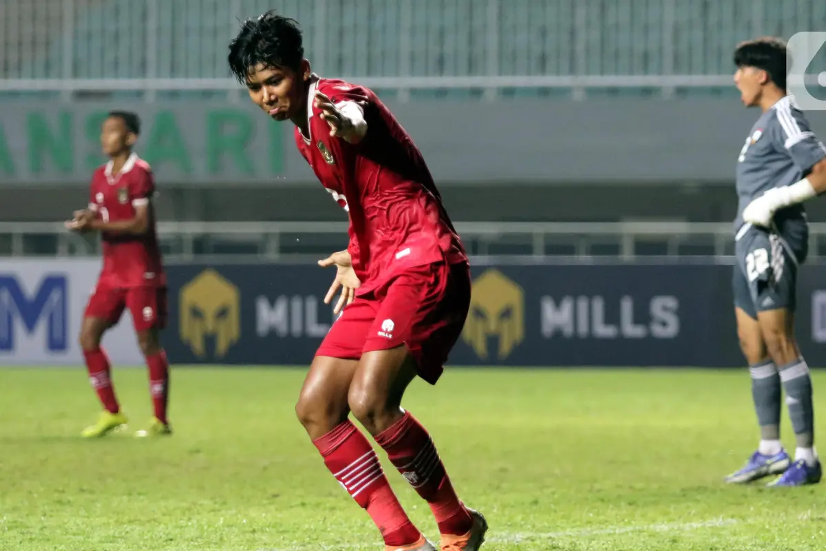 Pita Hitam Tanda Duka Masih Dikenakan Pemain Timnas U-17 Indonesia Saat Hadapi Uni Emirat Arab