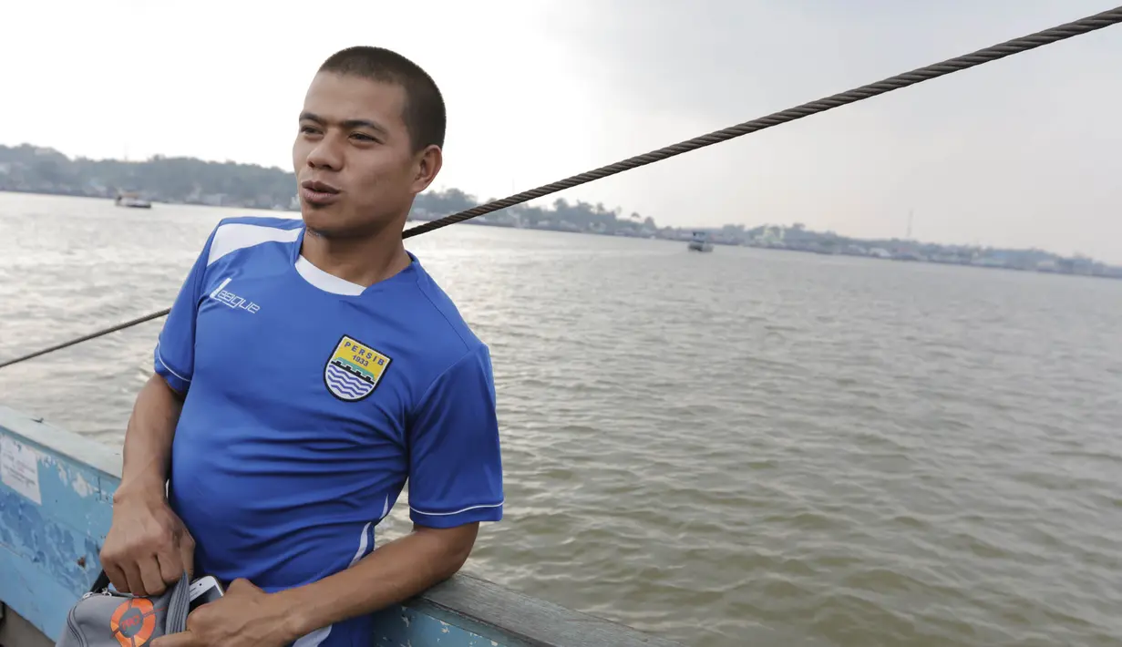 Pemain Persib, Tantan bersantai saat berada di kapal klotok yang sedang berlayar menuju Stadion Aji Imbut, Tenggarong, Kaltim, Sabtu (3/10/2015). (Bola.com./Vitalis Yogi Trisna)