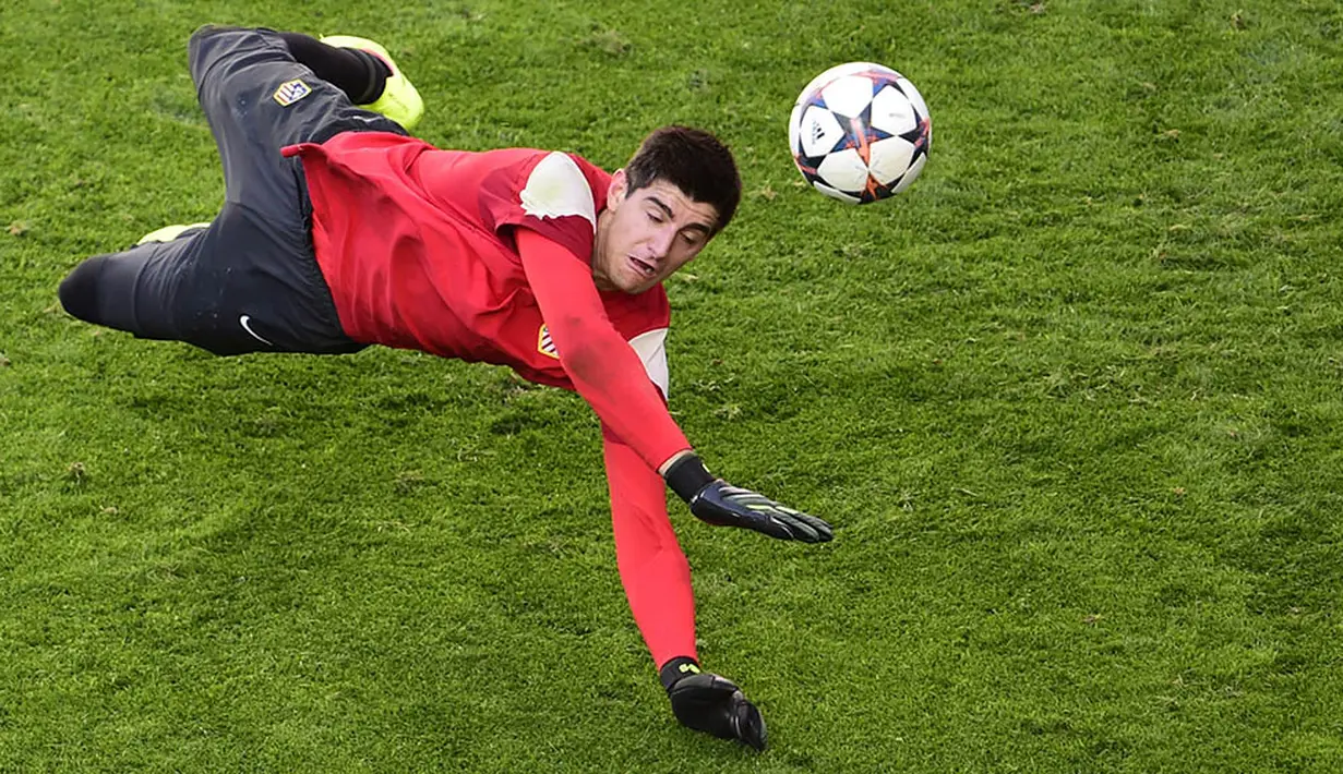 4. Thibaut Courtois, sempat dipinjamkan Chelsea ke Atletico karena kalah bersaing dengan Petr Cech. Di bawah asuhan Diego Simeone kiper asal Belgia ini mampu bersinar dan akhirnya kembali ke Chelsea menggeser posisi Cech. (AFP/Gerard Julien)