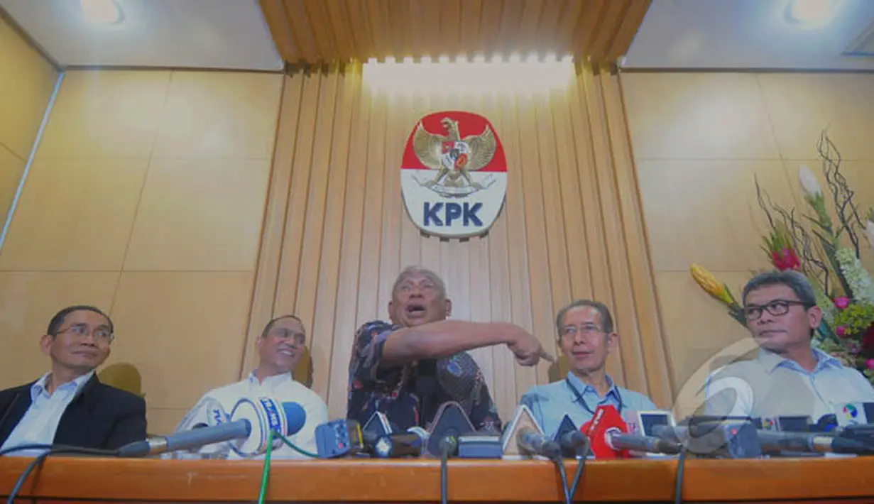 Pimpinan baru KPK Taufiequrachman Ruki (tengah),  Johan Budi SP (kanan), Indriyanto Seno Adji (kedua kiri), Wakil Ketua KPK Zulkarnen dan Adnan Pandu Pradja (kiri) saat konferensi pers di Gedung KPK, Jakarta, Jumat (20/2). (Liputan6.com/Andrian M Tunay)