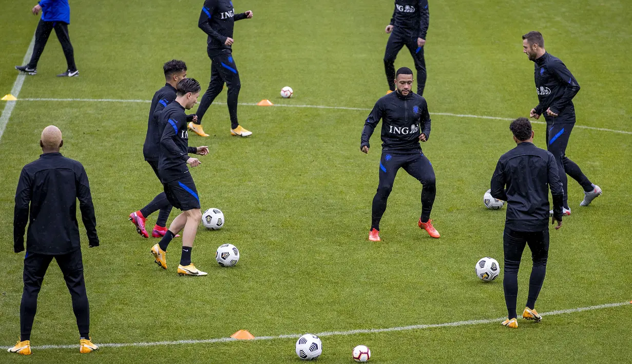 Para pemain Belanda saat mengikuti sesi latihan tim di Zeist (5/10/2020). Belanda sedang mempersiapkan pertandingan eksibisi melawan Meksiko kemudian akan bertemu dengan Bosnia dan Herzegovina dan Italia di Lhe Nations League. (AFP/ANP/Olaf Kraak)