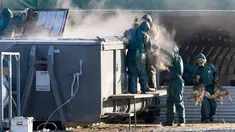Pekerja memasukan sejumlah bebek ke dalam tempat sampah yang berisi gas beracun di peternakan unggas di Latrille, Prancis, (6/1). Pemusnahan bebek ini dilakukan di daerah di mana wabah virus H5N8 belum stabil. (AP Photo/Bob Edme)