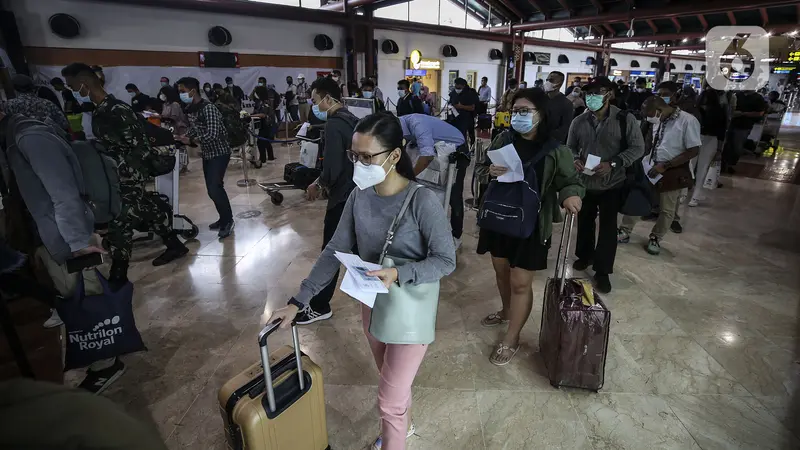 FOTO: H-1 Larangan Mudik, Bandara Soekarno Hatta Ramai Calon Penumpang