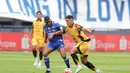 Tertinggal satu gol membuat Persija tersengat. Tampak dalam foto, gelandang bertahan Persija, Van Basty Sousa E Silva (kanan) berusaha melewati kawalan pemain Persib, Uilliam Barros Pereira saat pertandingan pekan ke-17 BRI Super League 2025/2026 di Stadion Gelora Bandung Lautan Api (GBLA), Bandung, Jawa Barat, Minggu 11 Januari 2026. (Bola.com/Abdul Aziz)