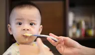 Bayi Siap MPASI? Kenali 4 Tanda Ini