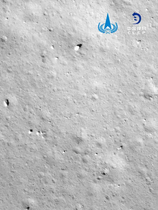 Foto yang diberikan China National Space Administration pada 1 Desember 2020 menunjukkan gambar yang ditangkap kamera wahana antariksa Chang'e-5 saat melakukan pendaratan di Bulan. Selama proses pendaratan, kamera di wahana pendarat berhasil mengambil gambar-gambar area pendaratan. (Xinhua/CNSA)