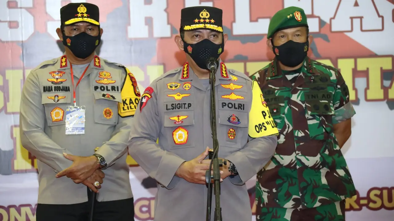 Kapolri Jenderal Listyo Sigit Prabowo meninjau pelaksanaan vaksinasi massal di Celebes Convention Center, Tanjung Bunga, Makassar, Sulawesi Selatan, Jumat (31/12/2021).