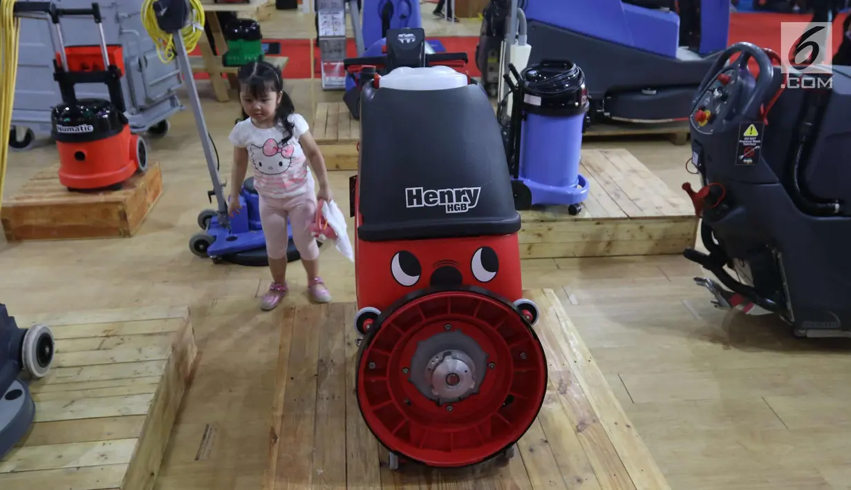 Seorang anak melihat produk selama pameran Expo Clean dan Expo Laundry 2018, Jakarta, Selasa (27/3). Pameran tersebut merupakan pameran dagang yang menampilkan produk dan jasa dalam industri cleaning dan laundry. (Liputan6.com/Angga Yuniar)