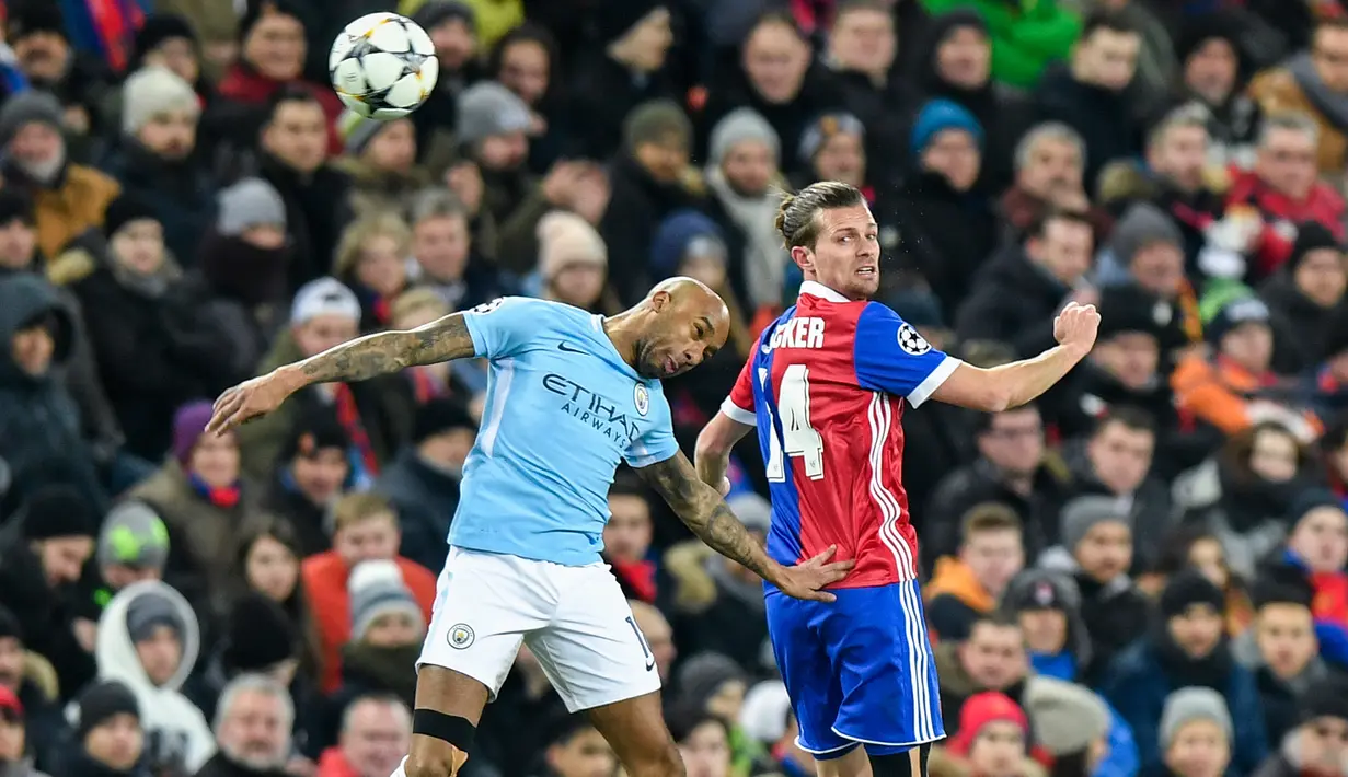 Pemain Manchester City, Fabian Delph melakukan sundulan saat berebut bola dengan pemain FC Basel, Valentin Stocker pada leg pertama babak 16 besar Liga Champions di St. Jakob Park, Rabu (14/2). Manchester City menang 4-0. (Walter Bieri/Keystone via AP)