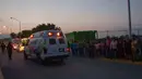 Sebuah mobil ambulans melintas setelah bentrokan di penjara Cadereyta di Monterrey, Meksiko, (27/3). Dikabarkan akibat kerusuhan ini setidaknya 45 orang terluka antaranya penjaga dan tahanan. (AFP Photo / Julio Cesar Aguilar)