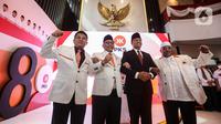 Bakal calon presiden 2024-2029 yang diusung PKS, Anies Rasyid Baswedan (kedua kanan) berpose bersama Presiden PKS Ahmad Syaikhu (kedua kiri), Wakil Ketua Majelis Syura Mohammad Sohibul Iman dan Bendahara Umum Mahfudz Abdurrahman (kiri) saat pembacaan hasil keputusan Musyawarah Majelis Syuro VIII PKS di Jakarta, Kamis (23/2/2023). PKS secara resmi mendukung Anies Baswedan sebagai bakal calon presiden tahun 2024-2029. (Liputan6.com/Johan Tallo)