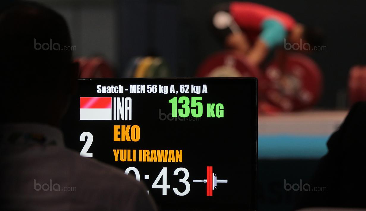 Lifter Indonesia, Eko Yuli Irawan saat turun pada kelas 62 kg di Hall A Arena PRJ, Jakarta, Rabu (11/2/2018). Eko berhasil menyabet medali emas. (Bola.com/Nicklas Hanoatubun)