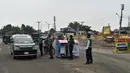 Polisi memeriksa para penumpang kendaraan di pos pemeriksaan di Dhaka, Bangladesh, Kamis (1/7/2021). Mulai 1 Juli diberlakukan lockdown, Tentara dan Polisi Bangladesh diperintahkan untuk menghentikan orang-orang yang meninggalkan rumah mereka kecuali untuk keadaan darurat. (AFP/Munir Uz zaman)