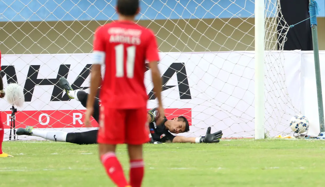 Shahar Ginanjar berusaha menghalau bola namun tembakan kencang Irsyad Maulana membuat bola menembus jala pada laga Piala Jenderal Sudirman di Stadion Manahan,Solo, Selasa(15/12/2015). (Bola.com/Nicklas Hanoatubun)