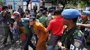 Petugas Pengadilan Jakarta Utara menghindar dari amukan warga yang menghadang eksekusi lahan di kompleks TNI AL, Boulevard, Kelapa Gading, Jakarta, Rabu (14/1/2015). (Liputan6.com/Johan Tallo)