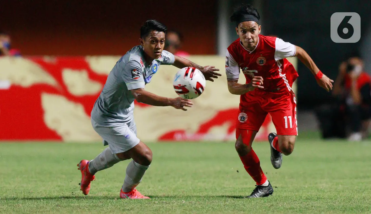 Pemain Persija Jakarta, Novri Setiawan (kanan) berebut bola dengan gelandang Persib Bandung, Febri Hariyadi, pada laga final Piala Menpora 2021 di Stadion Maguwoharjo, Sleman, Kamis (22/4/2021). Persija menang dengan skor 2-0. (Bola.com/M Iqbal Ichsan)