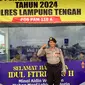 Aiptu Supriyanto berpose di depan Pos Pengamanan Arus Mudik Lebaran Idul Fitri 2024 Polres Lampung Tengah. (Foto: Istimewa)