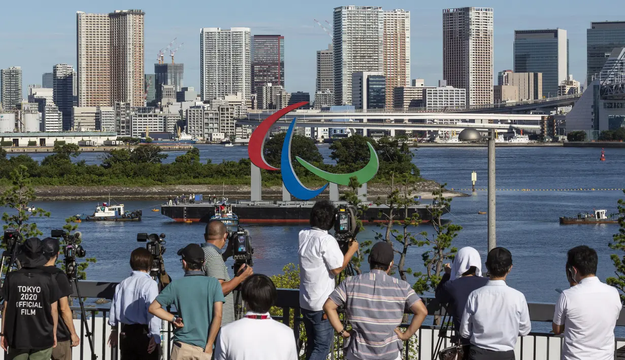 Simbol Paralimpiade "Three Agitos" terlihat dipasang saat wartawan berkumpul di area Odaiba, Tokyo pada Jumat (20/8/2021). Ajang Paralimpiade Tokyo dibuka pada 24 Agustus dalam sebuah upacara yang akan digelar di Stadion Nasional Tokyo. (Yuichi Yamazaki/Pool Photo via AP)