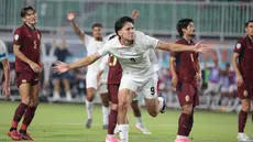 Pemain Timnas Indonesia Mitchell Baker melakukan selebrasi usai mencetak gol ke gawang Kamboja pada laga Grup A Piala AFF 2026 di Stadion Pakansari, Bogor, Senin (27/7/2026). Penyerang berusia 19 tahun itu mencetak hattrick pada laga debutnya bersama Skuad Garuda dan membawa Indonesia meraih kemenangan 5-1 atas Kamboja. (KLY/ Budy Santoso)