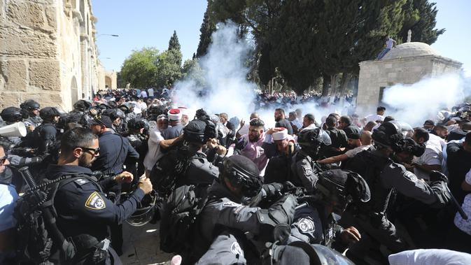 Polisi Israel saat bentrok dengan jemaah muslim Palestina di kompleks masjid al-Aqsa di Yerusalem (11/8/2019). Akibat bentorkan ini, sejumlah warga mengalami luka. (AP Photo/Mahmoud Illean)