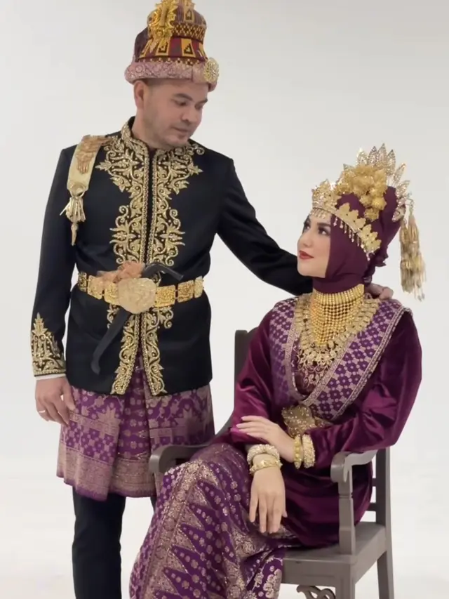 Irish Bella Melakukan foto keluarga dengan dua busana menarik. [ @_irishbella_]