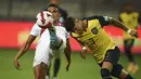 Ekuador yang mencari gol kemenangan pun berupaya keras untuk mencari gol kedua di sisa laga. Namun serangan yang dilancarkan selalu mampu dipatahkan para penggawa Peru. (AFP/Ernesto Benavides)