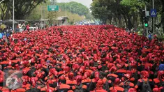 Ribuan buruh berjalan menuju bundaran Istana Merdeka,  Jakarta, Jumat (30/10/2015). Buruh menuntut agar Presiden Joko Widodo mencabut Peraturan Pemerintah Nomor 78 Tahun 2015 tentang Pengupahan. (Liputan6.com/Gempur M Surya)