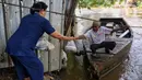 Di tengah geliat pembangunan infrastruktur kota Jakarta, sebagian warga Manggarai dan Kebon Pala masih mengandalkan cara lama untuk menyeberangi sungai atau kali. (Liputan6.com/Angga Yuniar)