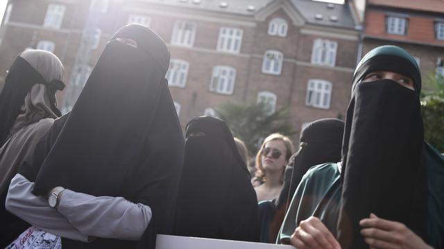 Perempuan Denmark Melawan Larangan Cadar