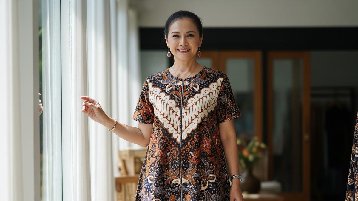 9 Model Baju Batik Tunik Resleting Depan untuk Wanita 50 Tahun, Nyaman dan Penuh Gaya