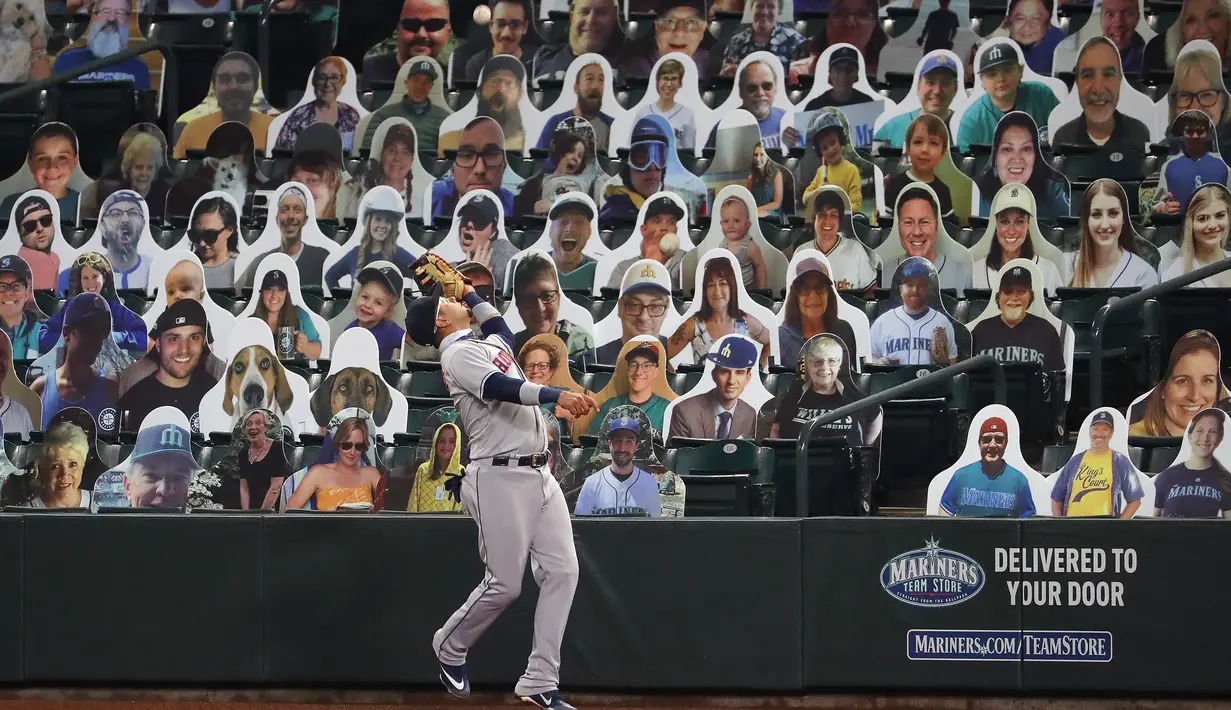 Penonton tiruan menghiasi tribun penonton pada pertandingan baseball Houston Astros melawan Seattle Mariners di T-Mobile Park pada 21 September 2020. (AFP/Abbie Parr/Getty Images)