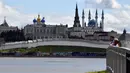 Sepasang turis mengamati sungai Kazanka dengan latar belakang masjid Kul-Sharif di Kazan, Rusia, 9 Juni 2018. Masjid ini juga menyandang predikat sebagai salah satu masjid terbesar di Rusia dan wilayah Eropa timur. (AFP PHOTO/SAEED KHAN)